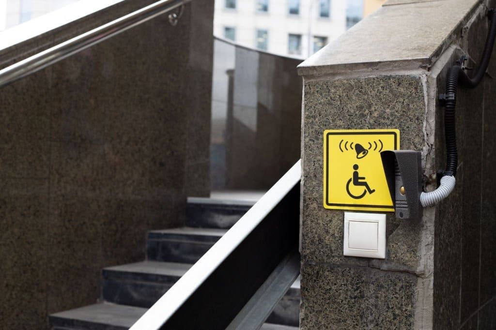 Кнопка вызова помощи возле лестницы