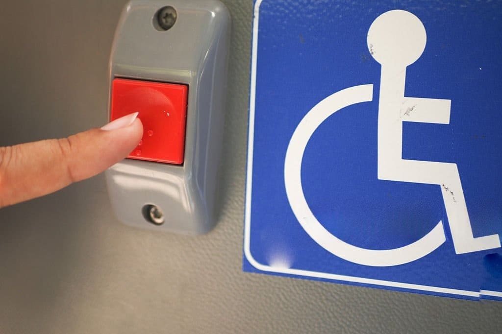 Кнопка вызова помощи в автобусе