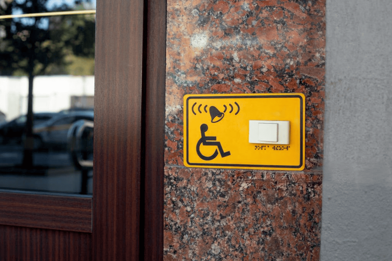 Система вызова помощи возле входа